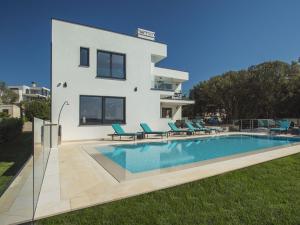 Villa in Pje ana by the Beach with Pool