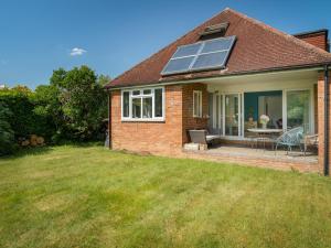 Pass the Keys Charming 3 bed house with parking and large garden