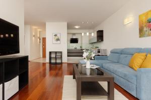 Apartment with Study Powstańców Śląskich by Noclegi Renters