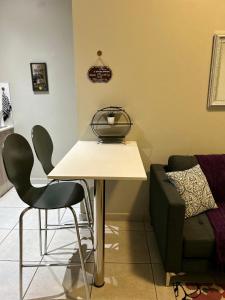 Neat and cozy apartment in central Rosebank with unlimited Wi-Fi and backup power