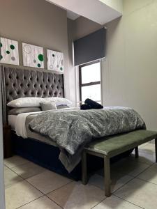 Neat and cozy apartment in central Rosebank with unlimited Wi-Fi and backup power