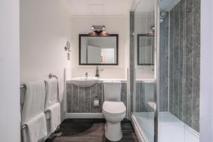 Standard Twin Room room in Muthu Belstead Brook Hotel