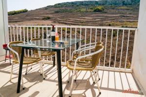A seaside holiday home with country views - Apartmány, Żebbuġ