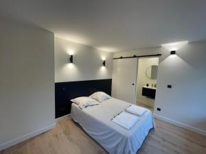 B&B / Chambres d'hotes Les Clapotis chambres pieds dans l eau lac d Annecy : photos des chambres