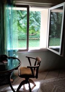 Sejours chez l'habitant Ricouch, chambre d'hotes et permaculture : Chambre Double avec Salle de Bains Commune