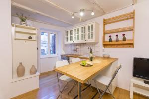 Porpor Apartments in Old Town by Irundo