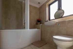 Huge 6 Bed House with Entertainment room and Hotub