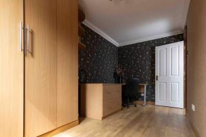 Huge 6 Bed House with Entertainment room and Hotub
