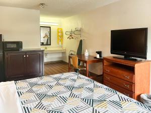 King Room - Smoking  room in Studio 6 Suites Dayton OH Englewood