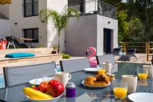 Villa modern Super-Cannes heated Pool, Parking, CLIM, 7 min to Cannes Beach