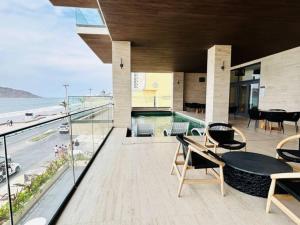 Elegante con vista al mar y malecón by G P S rentas