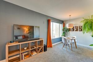 Quiet San Diego Condo with Balcony, Pool and Hot Tub!