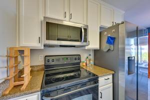 Quiet San Diego Condo with Balcony, Pool and Hot Tub!