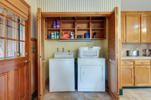 Mi-Wuk Village Vacation Rental with Multi-Level Deck