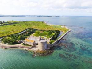 Maisons de vacances GITE LA REVILLAISE - partenaire BOOKIPLY - avec Grand jardin clos et a proximite des petites plages, d'une borne de recharge electrique, de petits commerces puis de St Vaast la Hougue : photos des chambres