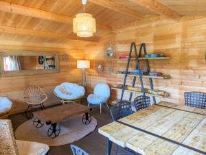 Maisons de vacances Le Clos De Josnes : Maison 4 Chambres