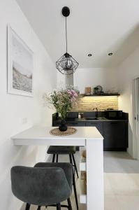 Cozy Studio Apartment with Terrace + Free Parking