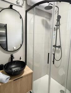 Cozy Studio Apartment with Terrace + Free Parking