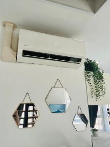 SUPERBE DUPLEX DESIGN NEUF 2 CHAMBRES, CLIMATISE TOUT CONFORT, FACILE D,ACCES STATIONNEMENT GRATUIT