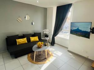 SUPERBE DUPLEX DESIGN NEUF 2 CHAMBRES, CLIMATISE TOUT CONFORT, FACILE D,ACCES STATIONNEMENT GRATUIT