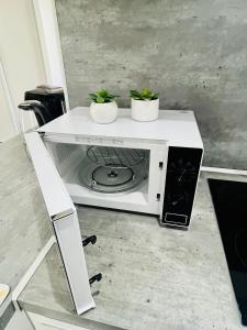 SUPERBE DUPLEX DESIGN NEUF 2 CHAMBRES, CLIMATISE TOUT CONFORT, FACILE D,ACCES STATIONNEMENT GRATUIT