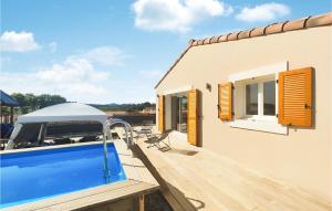 Maisons de vacances Beautiful Home In Roujan With Outdoor Swimming Pool, Wifi And 3 Bedrooms : photos des chambres