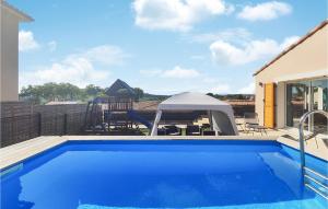 Maisons de vacances Beautiful Home In Roujan With Outdoor Swimming Pool, Wifi And 3 Bedrooms : photos des chambres