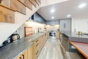 Renovated Condo In West Keystone With Balcony, Hot Tub, Pool & Free Shuttle To Slopes!