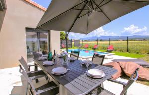 Maisons de vacances Lovely Home In Cleon D'andran : photos des chambres