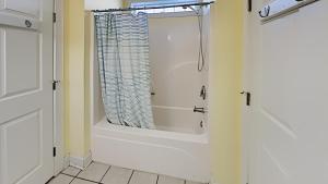 Tranquil Hideaway 4 Bdrm Condo in Avian Forest