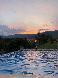 increible casa de campo con piscina y jacuzzi!