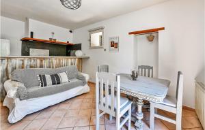 Maisons de vacances Beautiful Home In Monteux With Wifi And 2 Bedrooms : photos des chambres