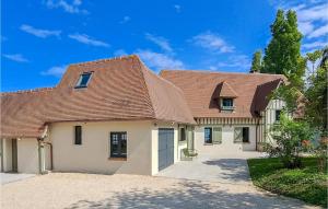 Maisons de vacances Nice Home In Cricquebuf With Wifi And 5 Bedrooms : photos des chambres