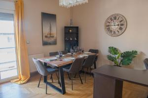 Urban Oasis, Stylish Short Stay Apartment in Piraeus Center