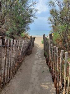 STUDIO VUE MER 50 m plage du couchant 1er ligne Piscine Parking