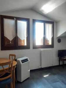 Monolocale piano alto luminoso pochi minuti metro rossa Milano