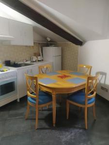 Monolocale piano alto luminoso pochi minuti metro rossa Milano