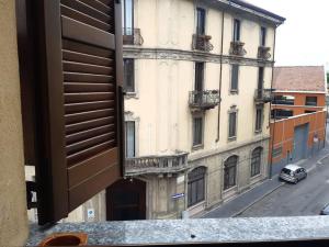 Monolocale piano alto luminoso pochi minuti metro rossa Milano