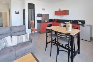Appartements Appartement pour 3 personnes Sur la plage Les pieds dans leau : photos des chambres