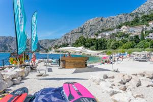 Apartments by the sea Omis - 8334