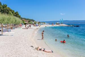 Apartments by the sea Omis - 8334