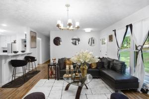 Charming Artistic Retreat * 3 BR