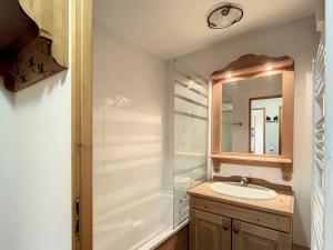 Appartement cosy avec balcon, parking et piscine, à 500m des pistes - FR-1-267-271