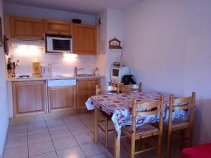 Appartement cosy avec terrasse - 6 pers, proche pistes et commerces, parking inclus - FR-1-595-81