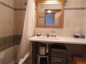 Appartement cosy avec terrasse - 6 pers, proche pistes et commerces, parking inclus - FR-1-595-81