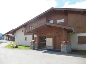 Appartement cosy avec terrasse - 6 pers, proche pistes et commerces, parking inclus - FR-1-595-81