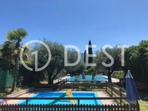 1Dest - Waterfall & Pool with Garden