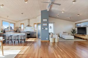 Bayside Oceanview Getaway