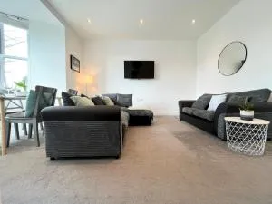 Spacious Apartment~Parking~Close to Seafront - 纽林