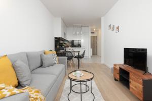 Modern & Bright Apartment with Parking and Balcony by Noclegi Renters